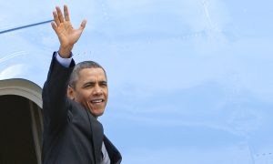 U.S. President Barack Obama waves as he leaves Rome's airport March 28, 2014. REUTERS/Giampiero Sposito (ITALY - Tags: POLITICS)
